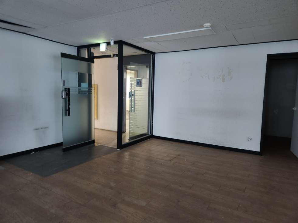 부산 부산진구 부전동 서면역 2번출구 바로 앞 소형평수 임대 약 46평 월세 매물번호 11172 사진 2