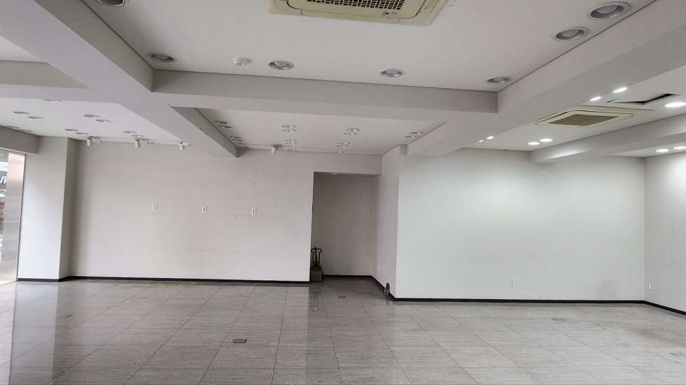 부산 금정구 장전동 부산대 지하철역 주변 전면 넓어 가시성 좋은 무권리 공실상가 (40평이상) 월세 매물번호 10449 사진 3