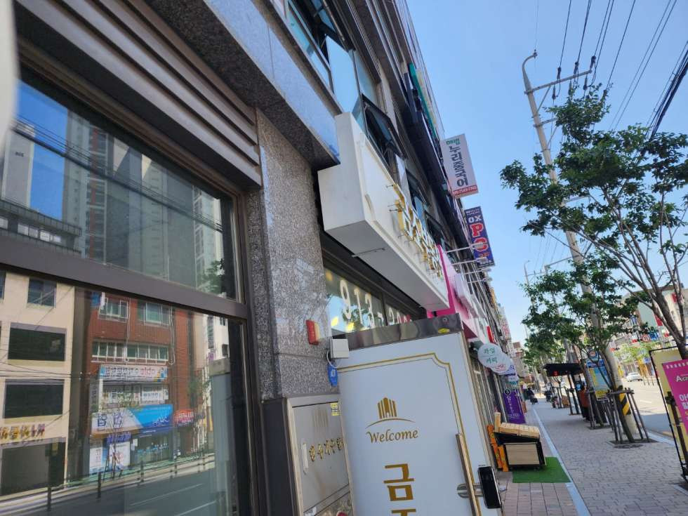 부산 동래구 명륜동 명륜교차로 대단지앞 1층 26평 추천 상가 월세 매물번호 11571 사진 1