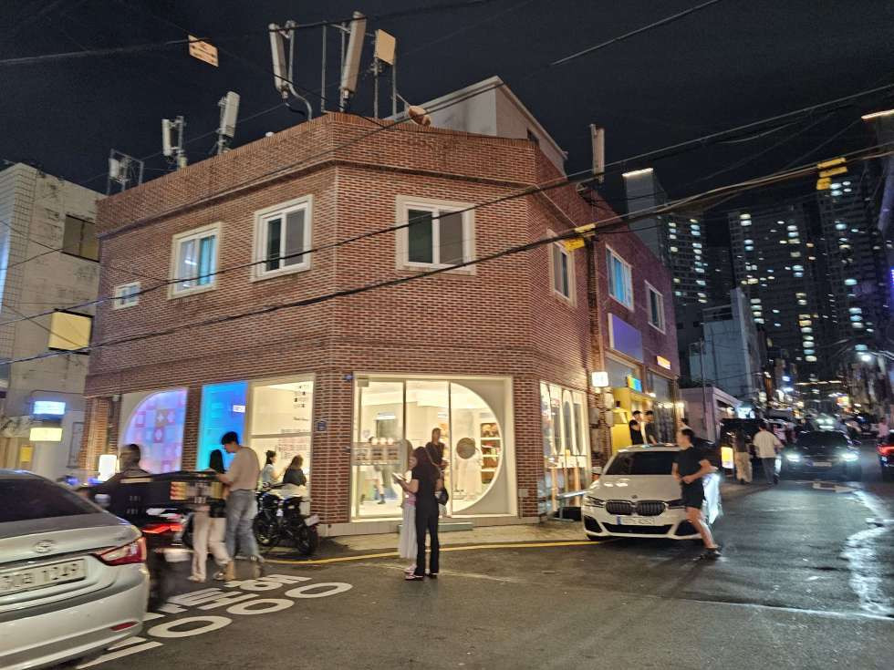 부산 부산진구 전포동 1동 전포사잇길 핫플레이스 카페자리 입니다. 월세 매물번호 12790 사진 1