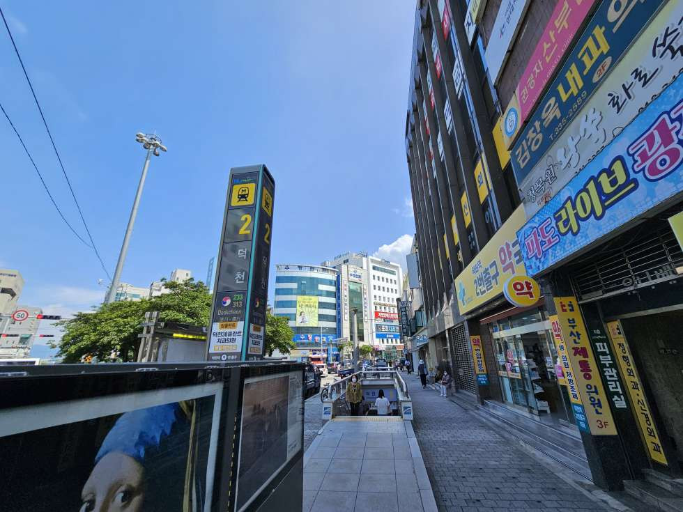 부산 북구 덕천동 덕천동 젊음의 거리 메인상권 내 전면좋은 3층 귀한 대형평수/무권리 자리! 월세 매물번호 13203 사진 1