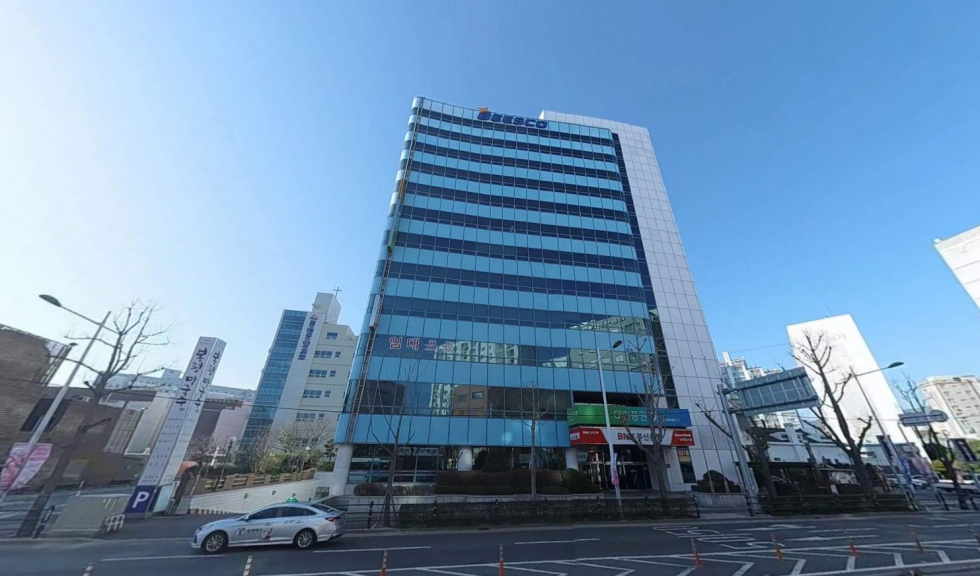 부산 동래구 수안동 4호선 수안역 인근 대형 빌딩 내 업무시설. 전용 45평/법인 건물로 관리상태 우수 월세 매물번호 13209 사진 1