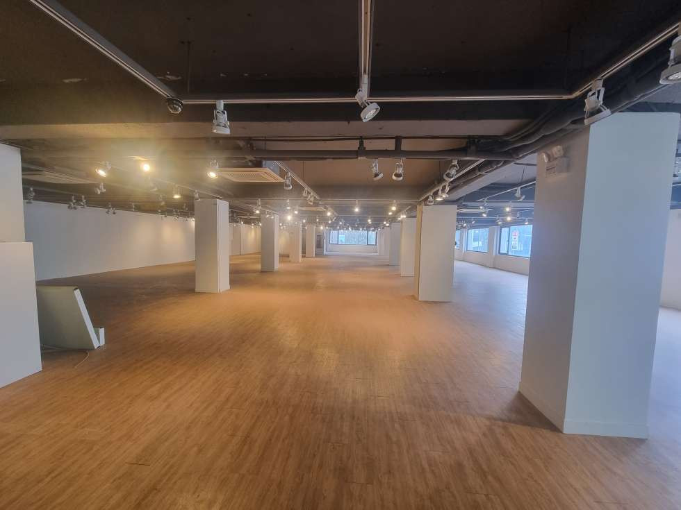 부산 중구 중앙동6가 남포동 롯데백화점 인근 전용 170평 대형평수, 남포역 역세권, 대로변접, 대형 사무실 또는 판매시설 등 추천!! 월세 매물번호 13278 사진 1