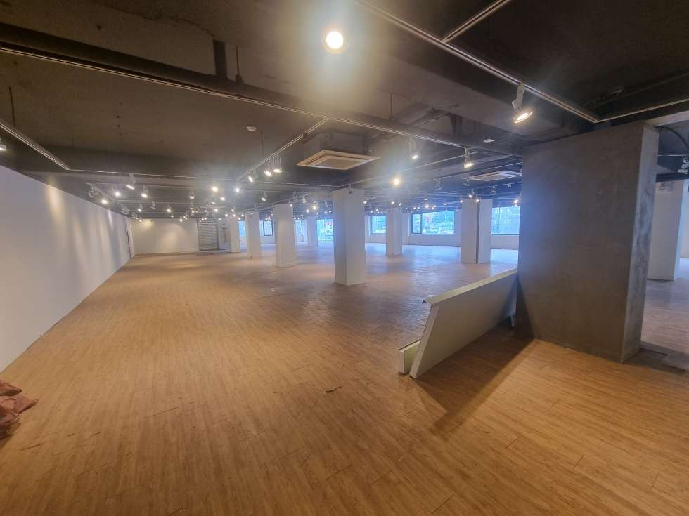부산 중구 중앙동6가 남포동 롯데백화점 인근 전용 170평 대형평수, 남포역 역세권, 대로변접, 대형 사무실 또는 판매시설 등 추천!! 월세 매물번호 13278 사진 2