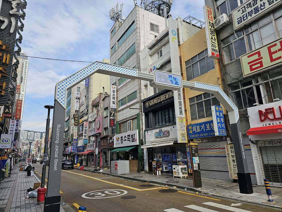 부산 중구 부평동2가 부평동 족발골목 메인상권 내 위치한 귀한 대형평수 상가매물! 월세 매물번호 13564 사진 1