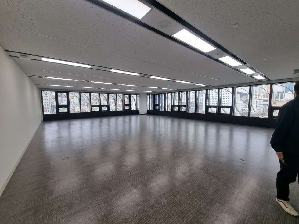 부산 동구 초량동 초량역 초 역세권/20년도 신축 오피스 빌딩! 내부 시설 최상급! 전용 48평 중형 사무실 월세 매물번호 14326 사진 1