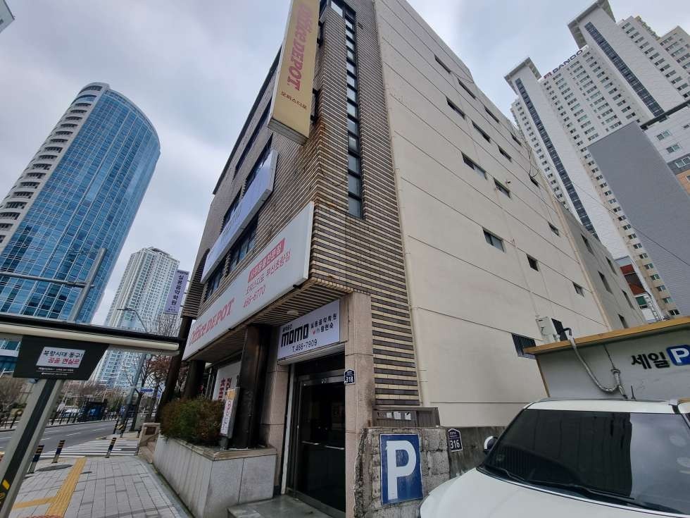 부산 동구 초량동 부산사무실. 중앙대로변 임대료 저렴한 대형 사무실 월세 매물번호 14358 사진 1