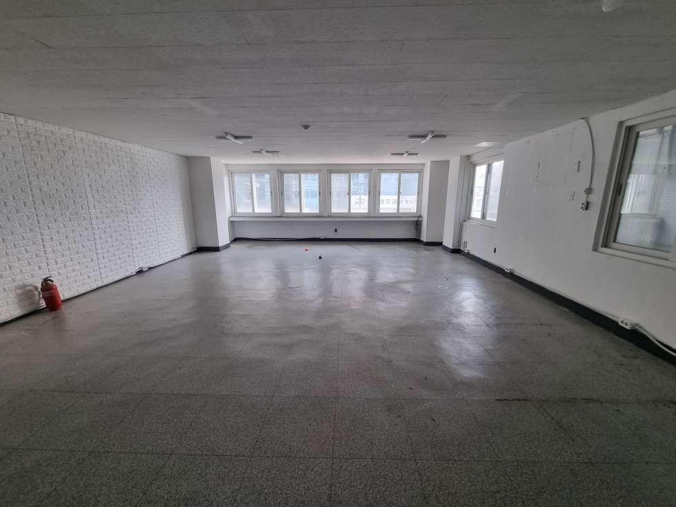 부산 중구 중앙동4가 부산사무실. 중앙동 업무지역 내 15평 사무실. 월세 매물번호 14411 사진 2