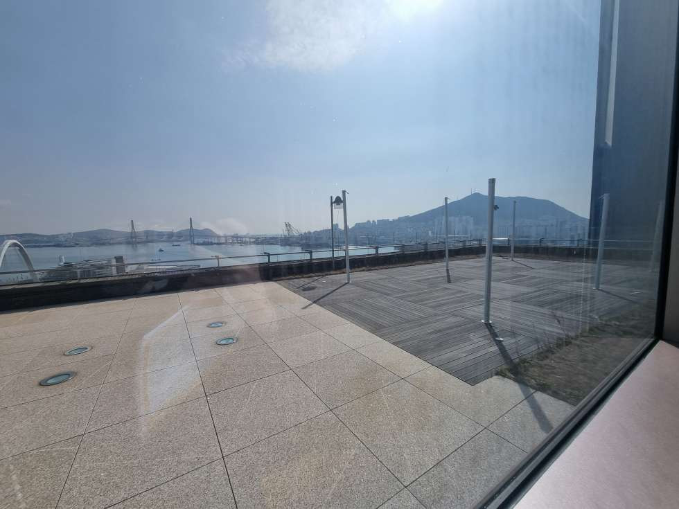 부산 중구 중앙동4가 한진중공업R&D센터동 중앙역 역세권/북항 오션뷰/프라임급 오피스 빌딩/내부 컨디션 최상/전용 178평 대형 사무실/테라스 70평 추가공간 있음 월세 매물번호 14531 사진 2