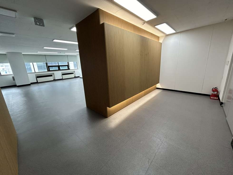 부산 중구 중앙동4가 중앙역 역세권 대형 빌딩 내 업무시설. 전용 약 38평 내부 인테리어 깔끔! 월세 매물번호 14545 사진 2