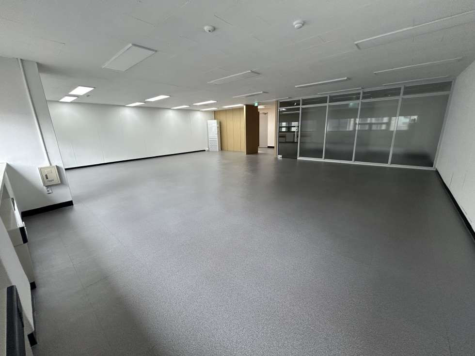 부산 중구 중앙동4가 중앙역 역세권 대형 빌딩 내 업무시설. 전용 약 38평 내부 인테리어 깔끔! 월세 매물번호 14545 사진 4