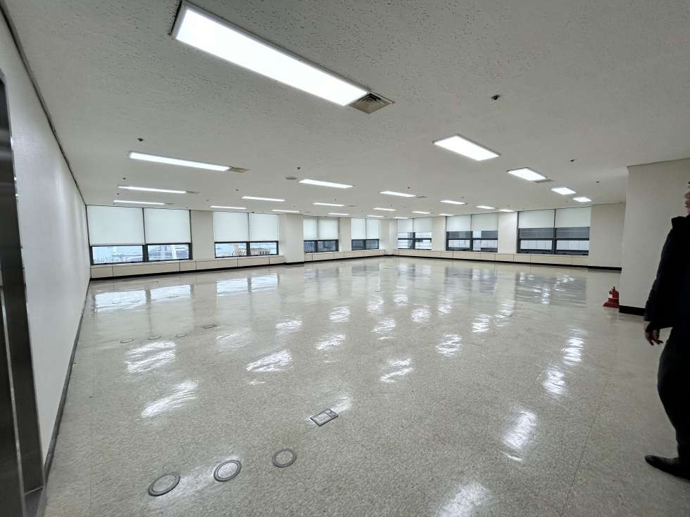 부산 중구 중앙동4가 중앙동 업무지역 내 오피스 빌딩. 전용 58평 중형 사무실 월세 매물번호 14562 사진 1