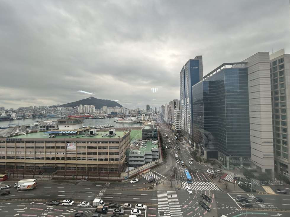 부산 중구 중앙동4가 중앙역 역세권 대형 오피스 빌딩 내 업무시설, 전용 24평 월세 매물번호 14606 사진 3