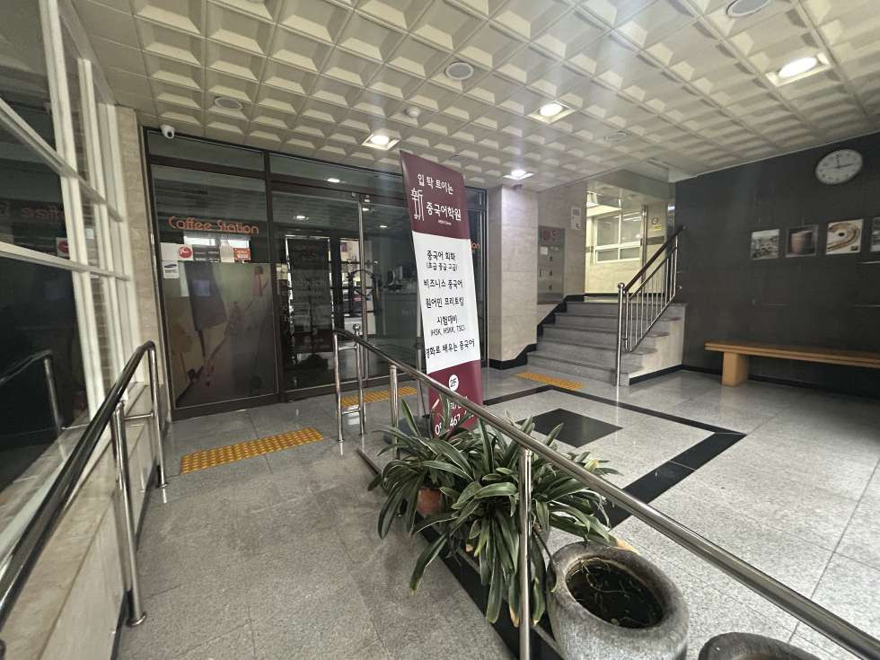 부산 중구 중앙동4가 우창빌딩동 중앙동 대로변 상가건물, 중형 사무실 임대 월세 매물번호 14582 사진 1