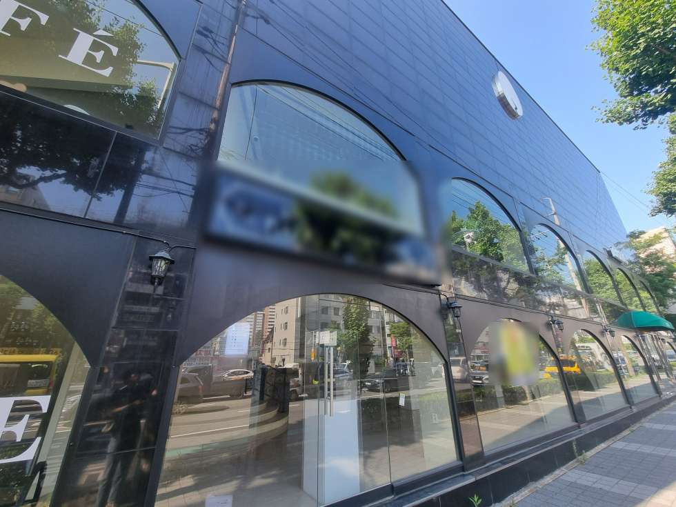 부산 사상구 주례동 주례역 역세권 대로변 전면 넓은 상가. 지하 1층~지상 2층 사용. 전시장, 가구판매점 등 추천 월세 매물번호 15395 사진 1