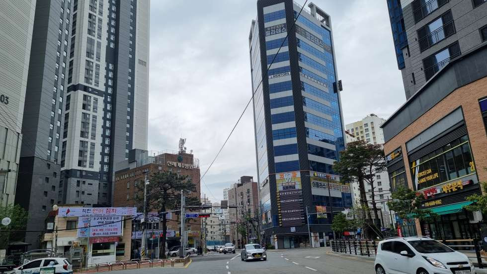 부산 동래구 온천동 근린생활시설동 온천동 동래3차SK뷰아파트 내 1층 상가 19평 주출입구 프랜차이즈 양도 양수 월세 매물번호 15187 사진 1