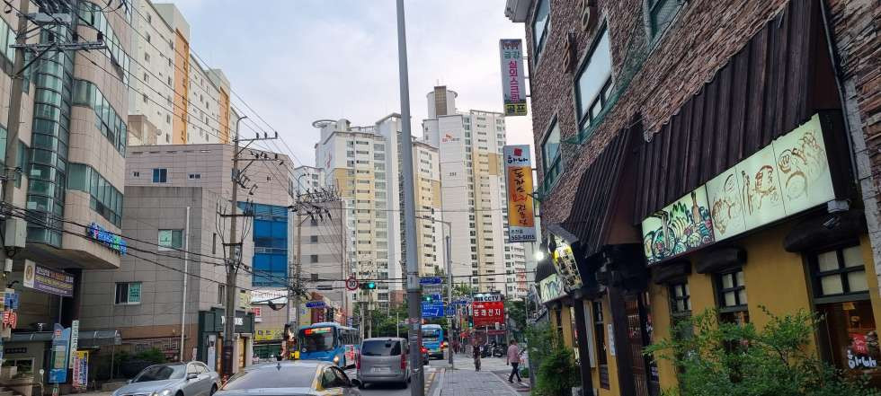 부산 동래구 온천동 온천동 동래3차SK뷰아파트 인근 대로변 1층 28평 주차가능 월세 매물번호 15515 사진 1