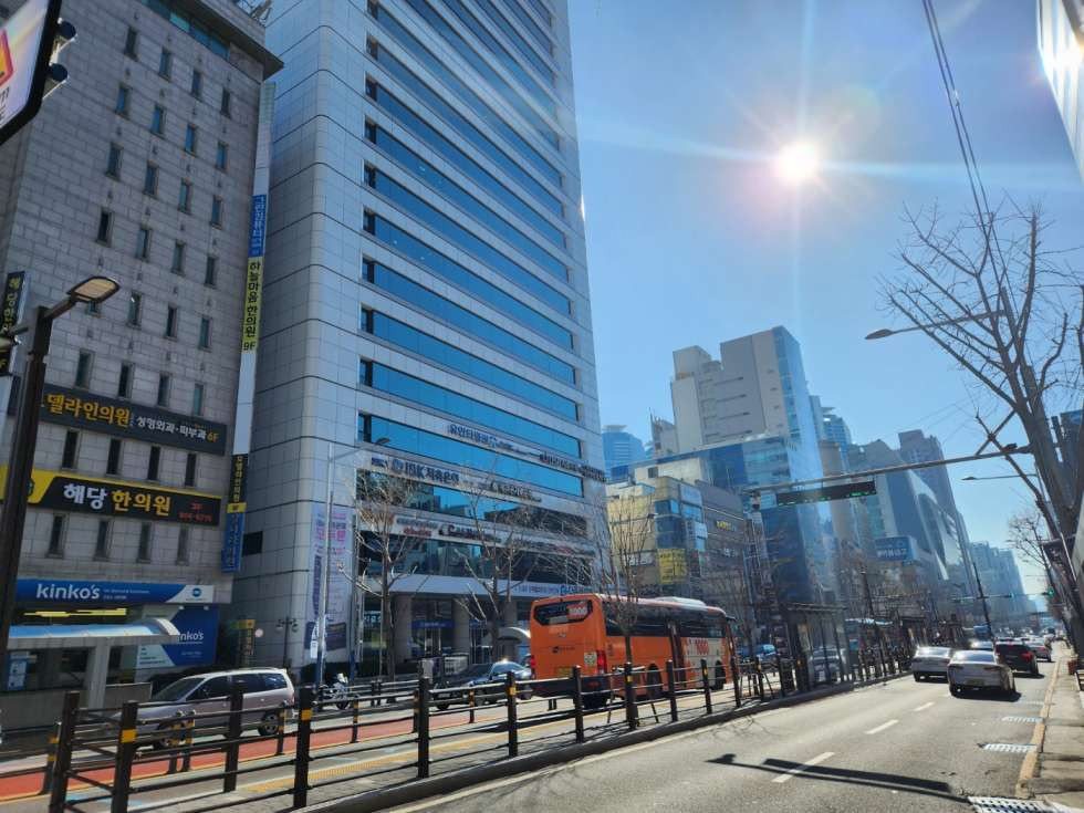 부산 부산진구 부전동 서면 대로변 / 지하철역 바로 입구 / 실평수 약90평 이상 월세 매물번호 10260 사진 1