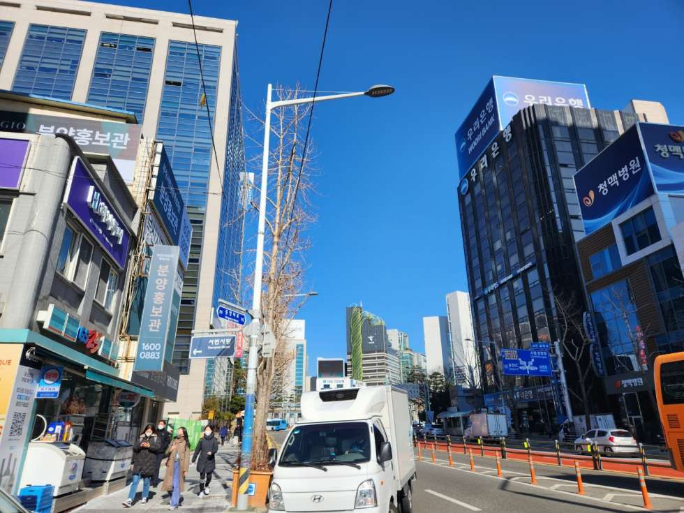 부산 부산진구 부전동 서면 대로변 / 지하철역 바로 입구 / 실평수 약90평 이상 월세 매물번호 10260 사진 2