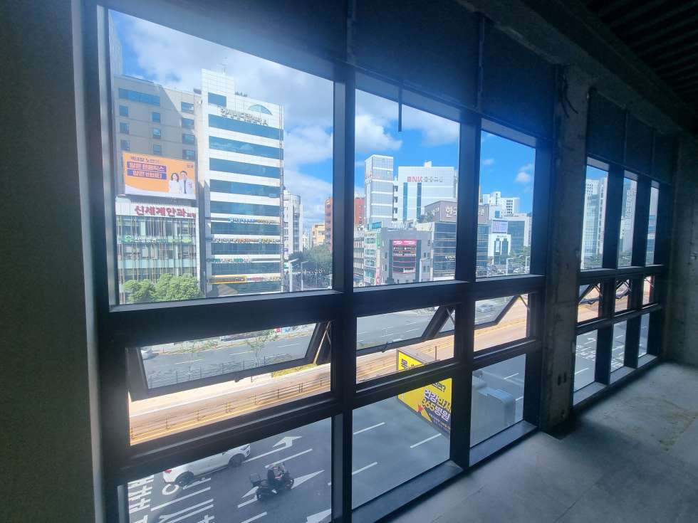 부산 부산진구 부전동 롯데백화점 옆 대로변 홍보효과 좋은 건물 4층 34평 / 5층 연층사용가능 월세 매물번호 15930 사진 4