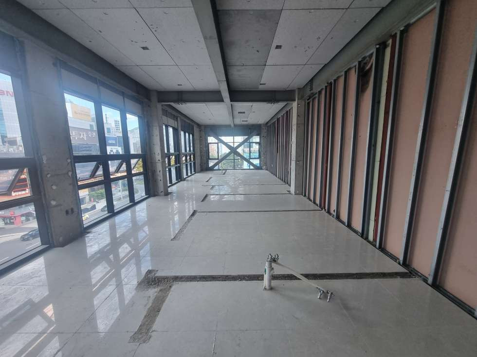 부산 부산진구 부전동 롯데백화점 옆 대로변 홍보효과 좋은 건물 5층 34평 / 4층 연층사용가능 월세 매물번호 15931 사진 2