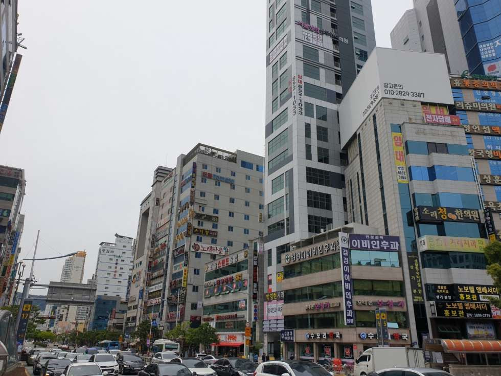 부산 연제구 연산동 연산역 출구 바로 앞 / 대형평수 사무실 / 실평수 약76 월세 매물번호 10295 사진 1