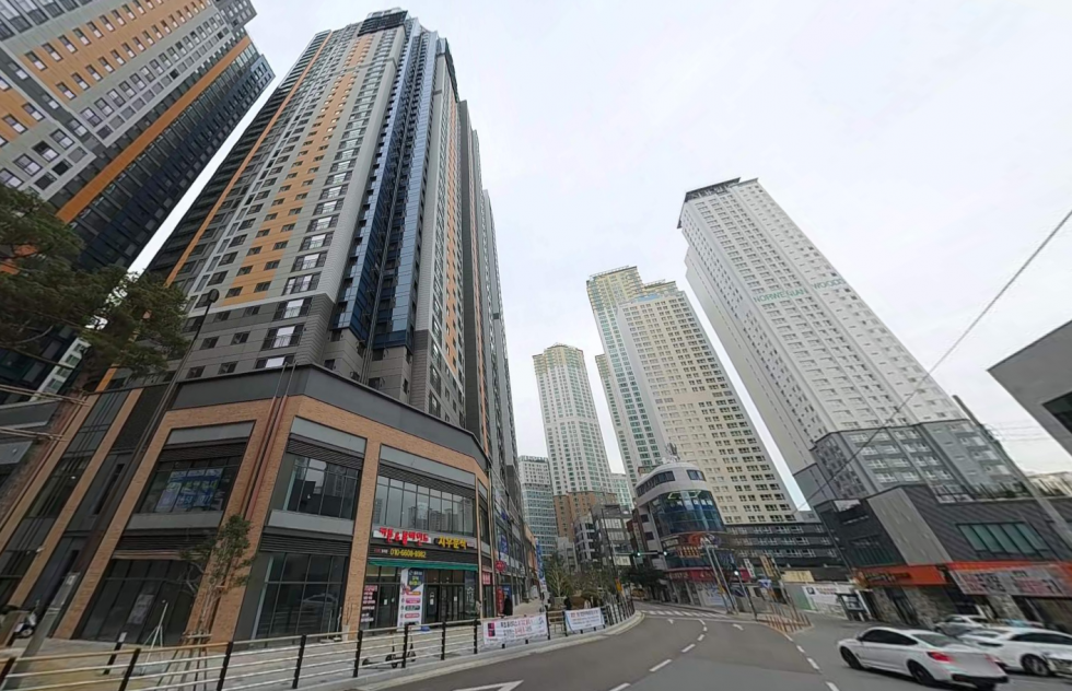 부산 동래구 온천동 온천동 주거지 밀집지역 / 16년도 신축 상가주택 매매 / 1층 필로티 주차장 / 매매가 협의 매매 매물번호 14064 사진 1