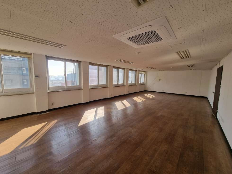 부산 동구 초량동 부산사무실. 부산역 역세권 / 저렴한 소형 사무실 임대 / 시스템 에어컨 완비 / 여러개 호실 사용 가능 월세 매물번호 14404 사진 1