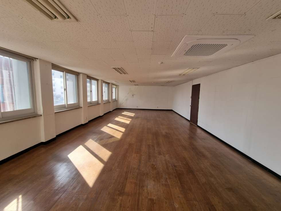 부산 동구 초량동 부산사무실. 부산역 역세권 / 저렴한 소형 사무실 임대 / 시스템 에어컨 완비 / 여러개 호실 사용 가능 월세 매물번호 14404 사진 2