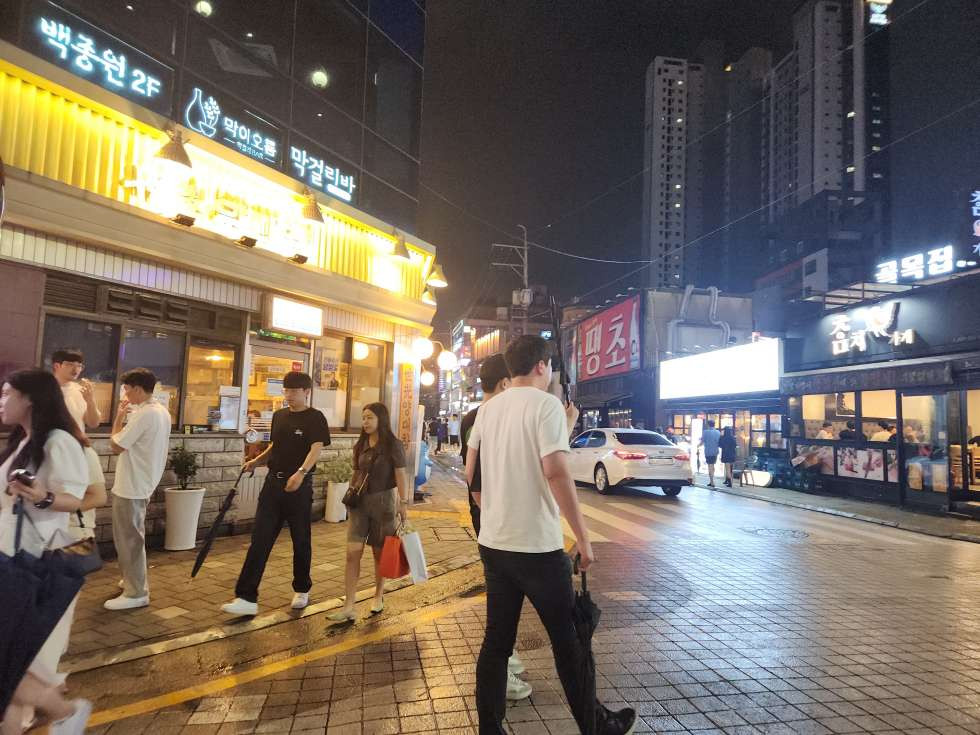 부산 동래구 명륜동 명륜1번가 핵심상권 중심 약 28평 + 실외 11평 총 39평 고기집, 이자카야 등 추천 월세 매물번호 13684 사진 1