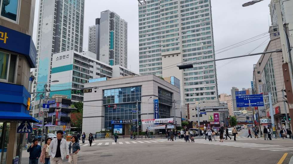 부산 동래구 온천동 온천오거리 인근 대로변 버스도로접 넓은 전면 저렴한월세 월세 매물번호 16543 사진 1