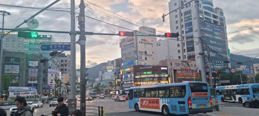 부산 동래구 온천동 동래역 귀한 매물 1층 26평 유동인구 바글바글 넓은 전면 월세 매물번호 16953 사진 1