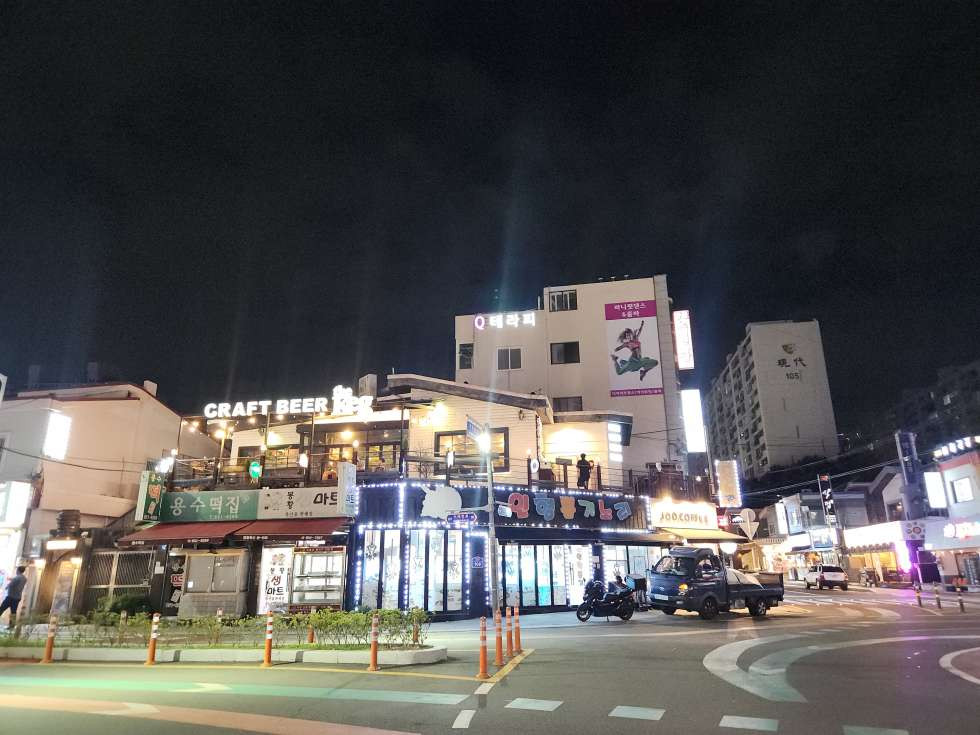 부산 연제구 연산동 부산 시청 메인상권 중심 내부 약 35평 + 테라스 20평 총 55평 내부 테이블 18개 가능 월세 매물번호 16729 사진 1