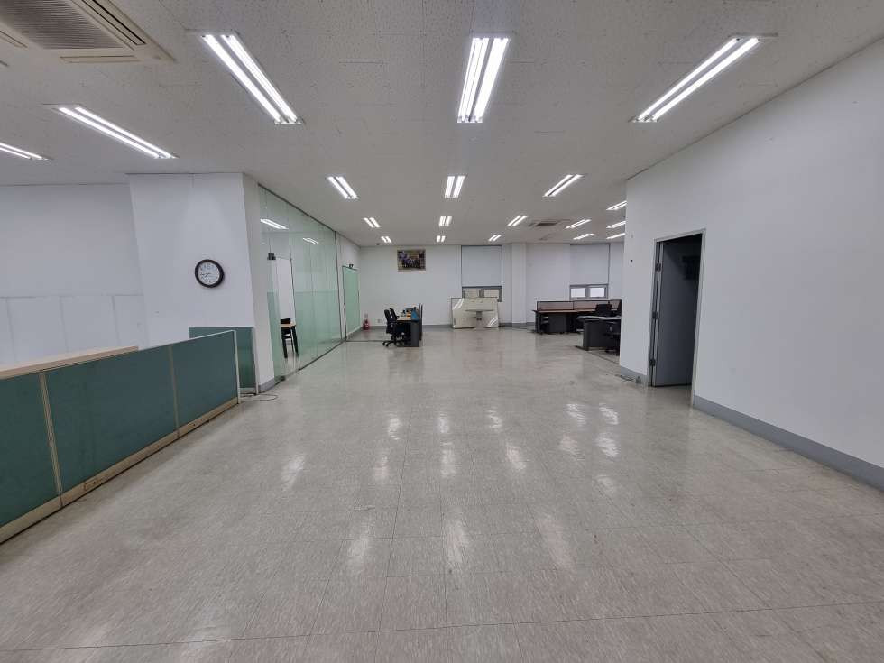 부산 동구 수정동 부산진역 초 역세권/층고 높은 사무실 임대/전용 약 80평/ 내부 인테리어 깔끔! 월세 매물번호 14307 사진 2